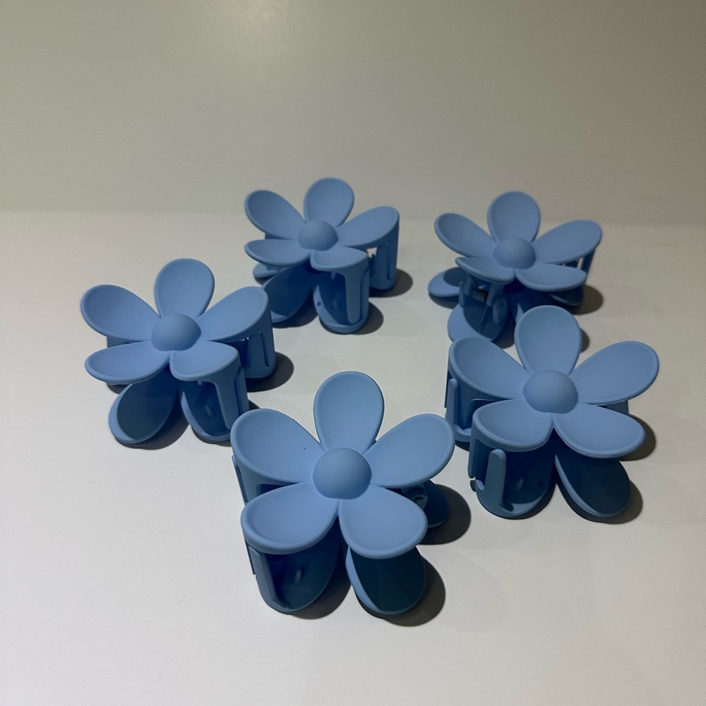 Blue flower claw clips